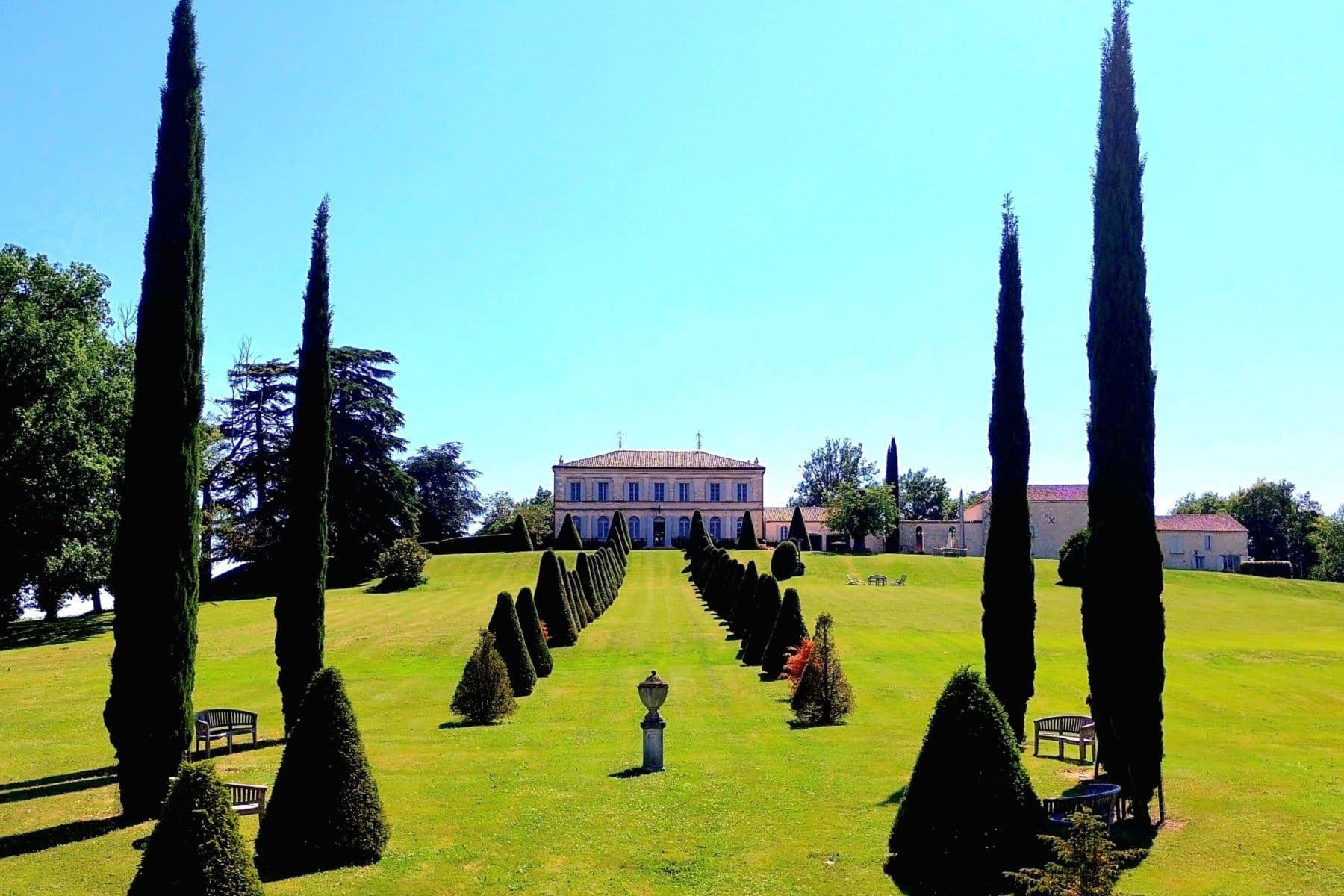 Exceptional 18th century manor house with panoramic views and Bergerac wine est… Bergerac
